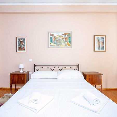 Charming & Authentic Gem - Walk To Port & Shops! Apartment Patras Exterior photo