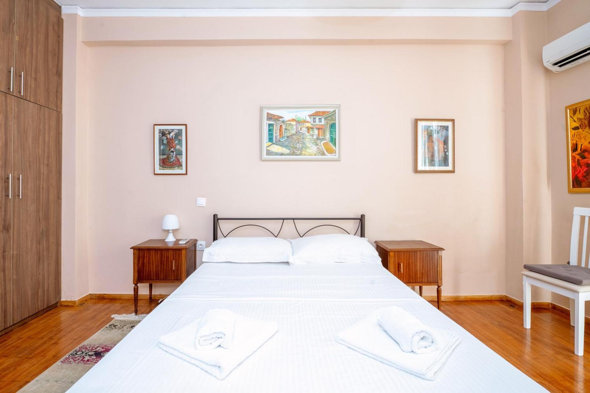 Charming & Authentic Gem - Walk To Port & Shops! Apartment Patras Exterior photo