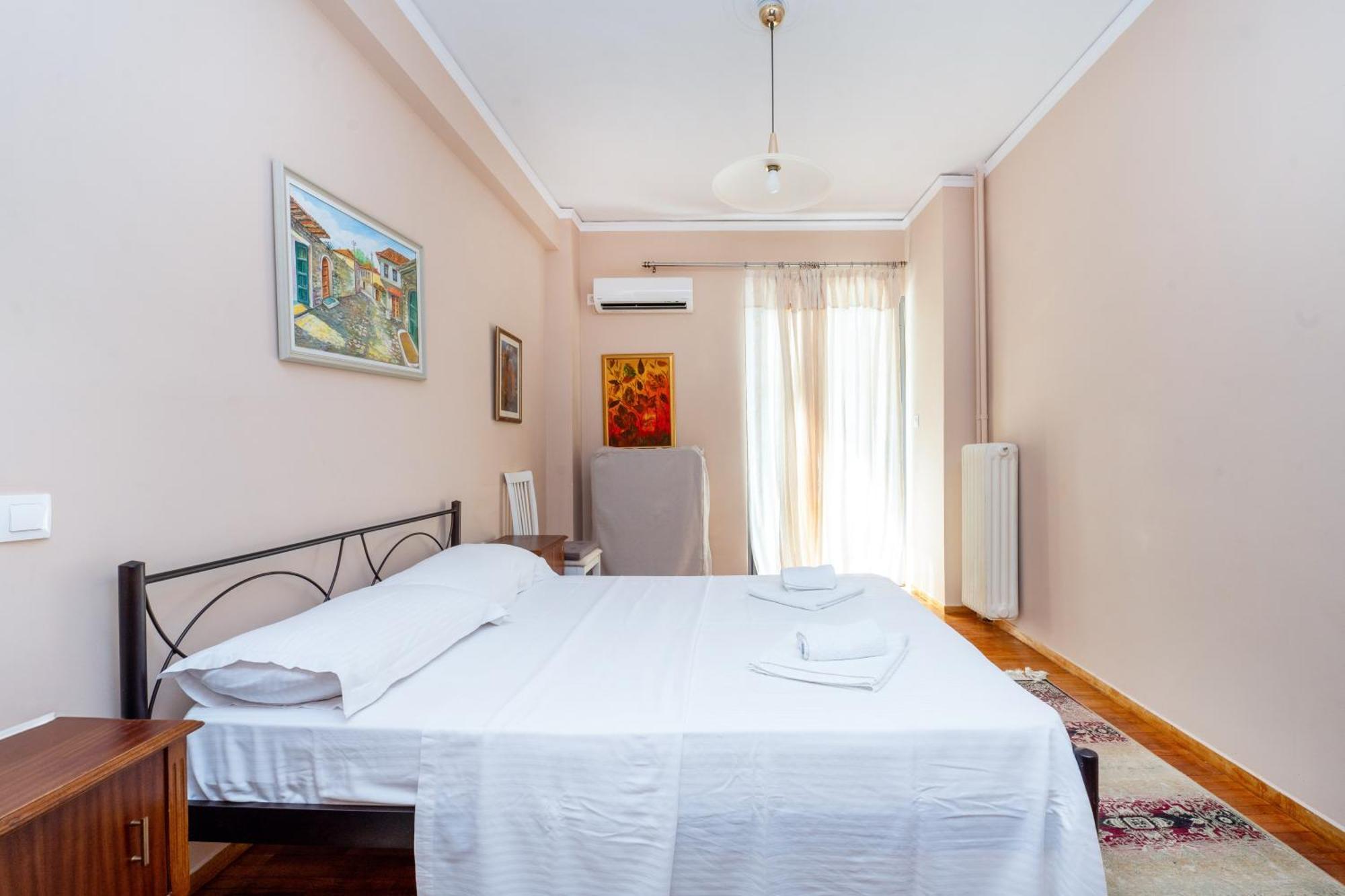 Charming & Authentic Gem - Walk To Port & Shops! Apartment Patras Exterior photo