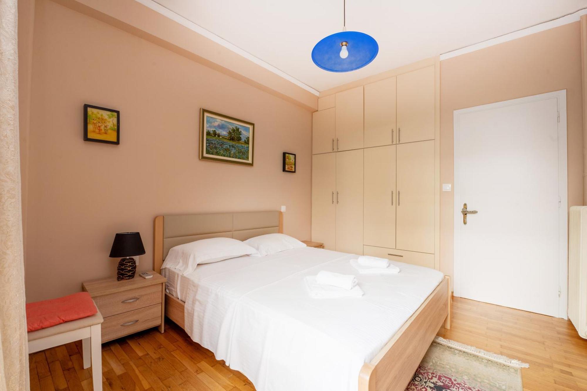Charming & Authentic Gem - Walk To Port & Shops! Apartment Patras Exterior photo