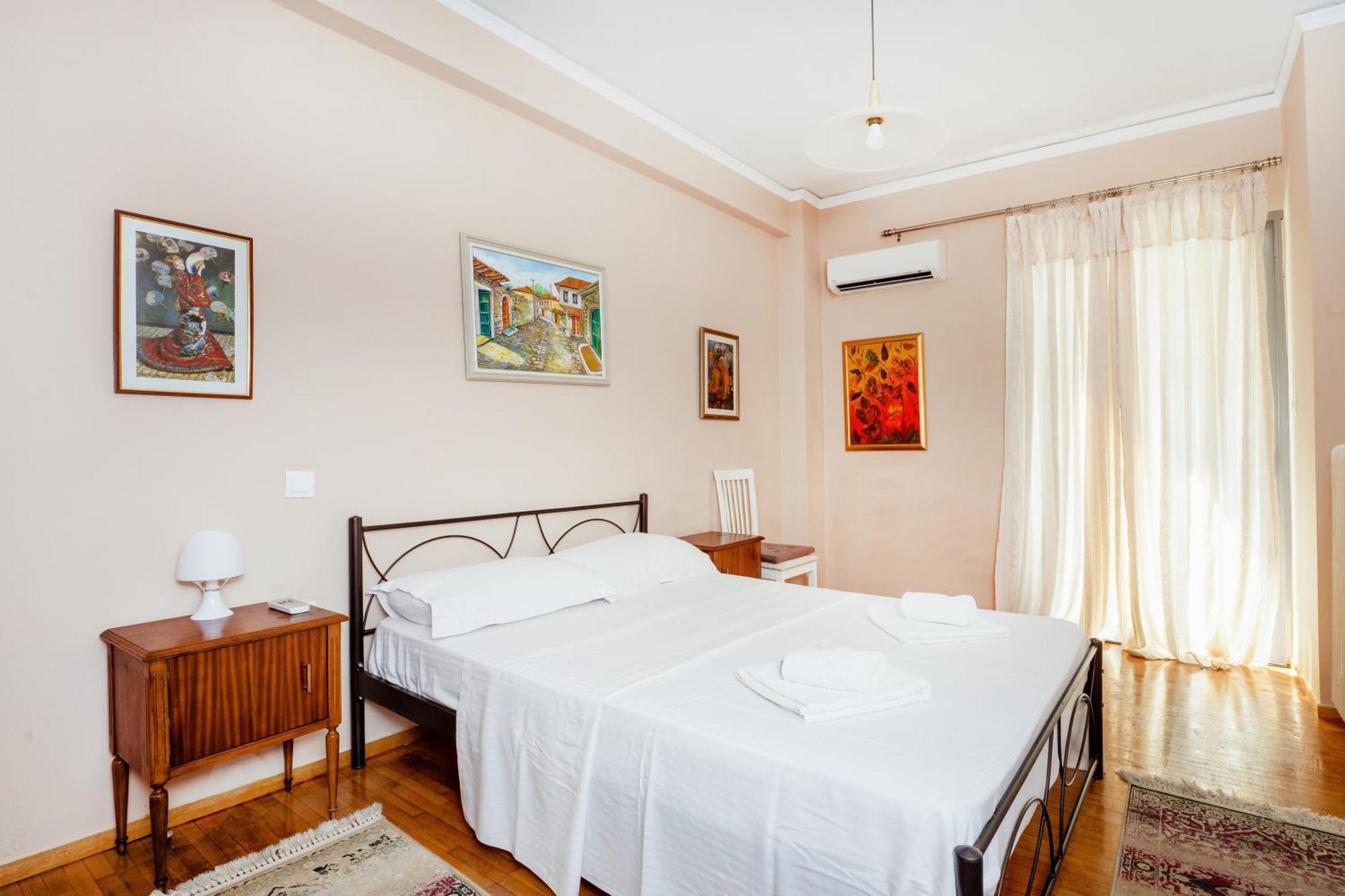 Charming & Authentic Gem - Walk To Port & Shops! Apartment Patras Exterior photo