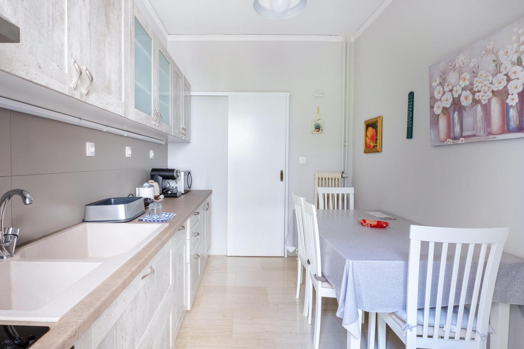 Charming & Authentic Gem - Walk To Port & Shops! Apartment Patras Exterior photo