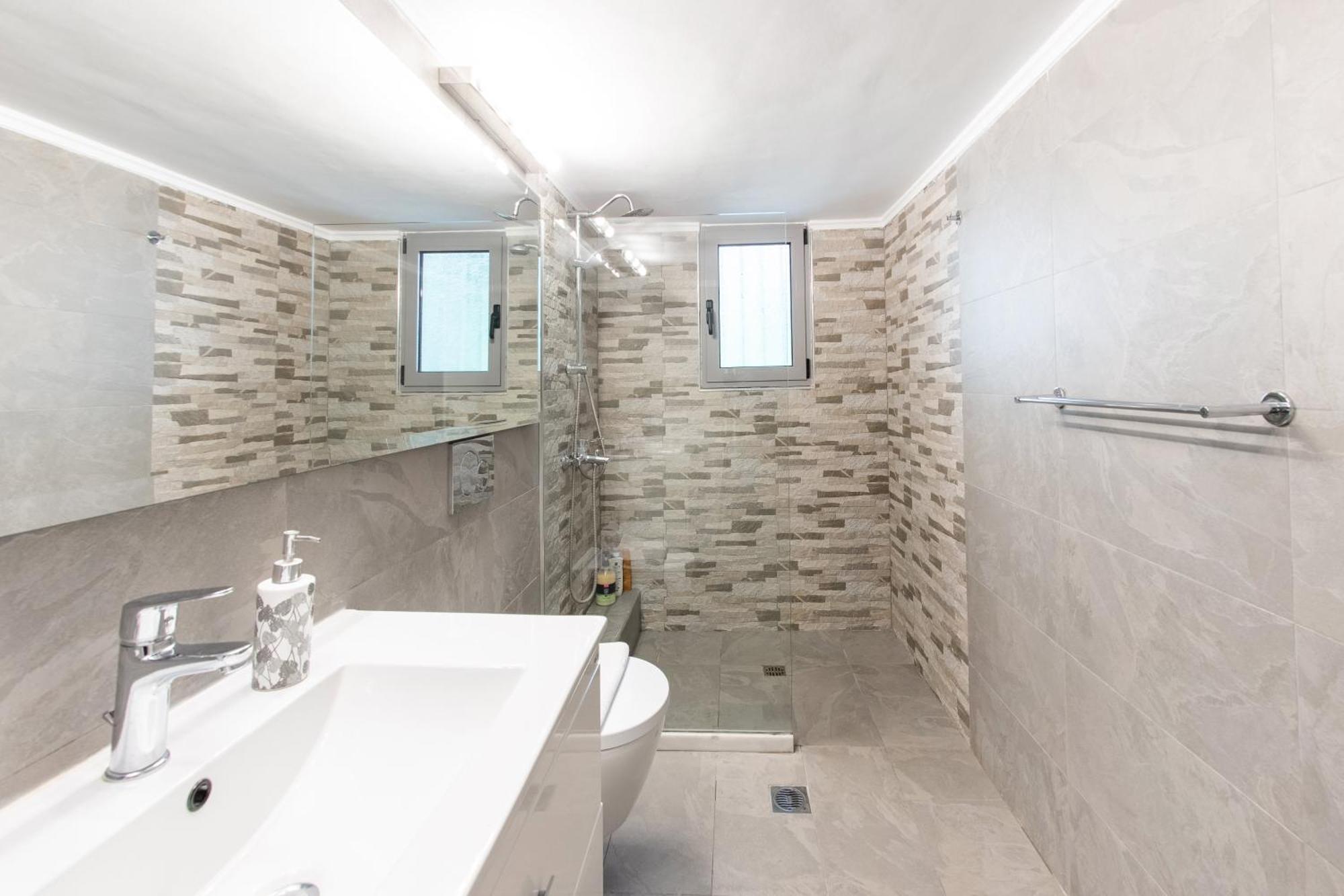 Charming & Authentic Gem - Walk To Port & Shops! Apartment Patras Exterior photo